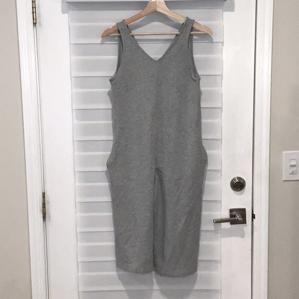 Old Navy sleeveless V-Neck Wide leg cropped jumpsuit size small petite.